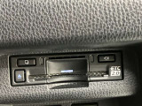 高速道路で便利な【ETC2.0】を装備しています。光ビーコン搭載で渋滞情報などナビゲーションと連動することで機能も充実いたします。他、観光施設に立ち寄るための高速料金割引サービス等もございます。