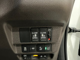 【リア両側パワースライドドア】リモコンなどで自動開閉。Hondaスマートキーを携帯していれば、軽い力で解錠とドアオープンが行えます。半ドア状態まで閉めると、自動的に全閉する機能付き。