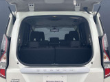 2段トランクゲート搭載しておりますので狭い駐車場でも荷物の出し入れが可能です。