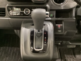 CVT車のセレクトレバーです。低速から高速まで、変速ショックのないスムーズな走りと、エンジン効率のよい領域を維持して燃費にも貢献します。サイドブレーキはスイッチ操作の電子制御パーキングブレーキです。