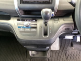 足元スッキリ、インパネシフトです。パーキングブレーキはフットブレーキタイプなので、運転席と助手席の間がスッキリしています。