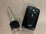 電子カードキーを携帯していれば、ドアハンドルやバックドアのリクエストスイッチを押すだけでドアの施錠・解錠が出来ます♪もちろん 遠隔操作も可能です!盗難防止のイモビライザー機能装備ですよ ☆