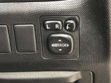 電動格納式ドアミラー付き。駐車場へ停めた時に、ボタン一つで左右のドアミラーをたたむ事ができます。