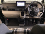 車内は光触媒抗菌消臭施工済です。インパネ周りはスタイリッシュなデザインで機能や装備も充実しています。グローブボックスやカップホルダーのほかにトレーなどたくさんの収納スペースが付いています。
