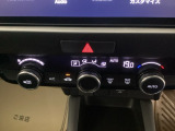 【オートエアコン】ボタン一つで理想の空間へ。季節を問わず、乗る人全員が心地よく過ごせる温度を自動で作り出します。いつでも安定した快適さを提供してくれる、ドライブの強い味方です。