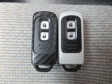 スマートキー標準装備です。キーをポケットに入れたままでもドアのロック&アンロックができ、雨の日や夜間、荷物の多い時に鍵穴を探さずに済むので大活躍です。