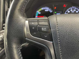 ステアリングスイッチ付きで、運転中に視線を前に向けたまま操作できます。