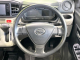 インテリアに合わせたデザインのステアリングは、運転される方のことも考え、運転しやすい形状、大きさです。是非一度、実際に触ってお確かめください。