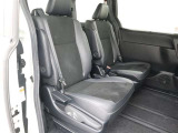 見えないところまで徹底洗浄!中古車をキレイで気持ちよくお乗りいただけるよう、トヨタ認定中古車はしっかりクリーニング。エンジンルームやシートを外した洗浄まで目に見えないところまで徹底的に洗浄しています。
