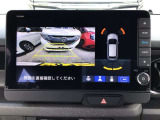 【バックカメラ】運転が苦手な方も車庫入れラクラクです!ギアをリバースに入れれば自動的に切り換わりますので、面倒な操作は不要です♪狭い駐車場もお車を傷つけず安心ですね!