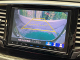【バックカメラ】駐車時に後方がリアルタイム映像で確認できます。大型商業施設や立体駐車場での駐車時や、夜間のバック時に大活躍!運転スキルに関わらず、今や必須となった装備のひとつです!