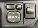 【電動格納ミラー】サイドミラーは電動格納式となっており、狭い駐車場でもキズがつくリスクを抑えられます。