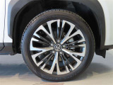 純正のアルミホイール装着車です。タイヤサイズは215/50R18です。