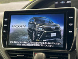 【メーカー純正10インチナビ】インテリアに溶け込むスタイリッシュな「専用設計」メーカーナビを装備♪視認性や操作性など基本性能にも優れ、より上質なカーライフをお楽しみいただけます。