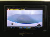 ギヤをR(バック)に入れるとナビ(社外品)の画面に後ろの映像が映るリアカメラ付です。後退時、コンディションが悪い視界でもカラーバックモニターがドライバーをサポートします。