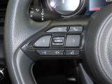 ステアリングスイッチ付きで、運転中に視線を前に向けたまま操作できます。
