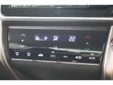 フルオートエアコンが装備されています!お好みの温度設定をするだけでエアコンの風量やモードの切り替えを自動でコントロールしてくれます!ユーザーの操作が少なく燃費走行にもつながります!