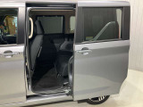 【両側オートスライドドア】子供を乗せたりするのにも隣のお車を気にせずストレスフリー★雨の日などはリモコンキーからドアの開閉ができとても便利な両側オートスライドドア★