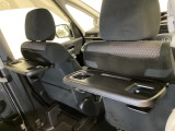 運転席・助手席の背もたれには、2列目シート用にカップホルダー付きの「格納式のシートバックテーブル」を装備しています。休憩時のちょっとした時間などカップを置いたり、小物置きに使えて便利です。