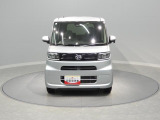 【フロント】 冬道の安心感が心強い4WD。汚れの目立ちにくいシルバーは、忙しい毎日の味方です。キリッとした表情が、これからの新しい毎日を頼もしく支えてくれます。