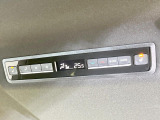 【リアオートエアコン】広い後部座席には必須の機能!風量や温度を自動で調整し前席と同様な車内環境にしてくれるリアオートエアコンを装備。夏の暑さも冬の寒さもストレスなく快適にお過ごしいただけます♪