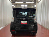 跳ね上げ式バックドアなので、雨天時の荷物の出し入れの際も濡れにくいです。