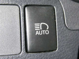 オートマチックハイビームとは、先行車や対向車のライトを認識し、ハイビームとロービームを自動で切り替える機能です。夜道の視界を確保します。詳細は販売店スタッフまでおたずねください。
