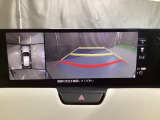 狭い場所での駐車やすれ違いなどでより的確な運転操作に役立つ360&deg;ビューモニターが装備されています。