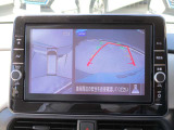 アラウンドビューモニターも装備しております。ご覧のように車体を真上か見たような映像なので、車庫入れの苦手なお客様ももうご心配いりません。