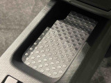 スマートフォンなどがスッキリ置けるセンターコンソールトレイです