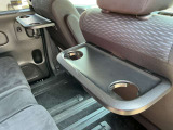 運転席&助手席後ろにはセカンドシート用テーブル&ドリンクフォルダーを装備☆