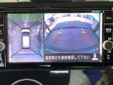 バックギアに入れますとご覧のような画像に自動的に切り替わります。車庫入れ時に役立ちます。