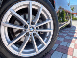 ●純正17インチアルミホイール:輸入車ならではの卓越した走りを支えるホイールと足回りです!日本車の走りに慣れている方にもぜひ体感して頂きたいほど、高いレベルでまとまっています!