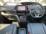 運転席まわりは機能的にまとまっています。足元が広々のインパネATです♪