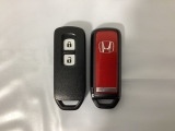 スマートキーを装備しています。鍵を差し込むことなくドアロックの開け閉めと、スタートボタン操作でのエンジンスタートができます。スペアキーも同じものを用意しております。