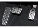 アルミパッド付スポーツペダルが正確な操作を支えます。
