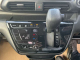 シフトレバーは簡単操作で運転もしやすくなっております!!
