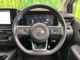 インテリアに合わせたデザインのステアリングは、運転される方のことも考え、運転しやすい形状、大きさです。是非一度、実際に触ってお確かめください。