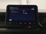 HondaCONNECT対応の便利なナビディスプレー。お持ちのスマートフォンと連携して、ナビやBluetoothでの音楽再生が可能です。デザインはもちろん、操作性も良好です。