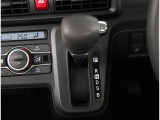 インパネシフトなので運転席と助手席の間の足元がすっきりしております。