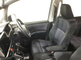 高いホールド性で運転姿勢が安定します。長距離ドライブでも疲れにくいのが魅力です。快適なドライビングライフをお送りください♪
