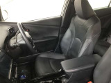 高いホールド性で運転姿勢が安定します。長距離ドライブでも疲れにくいのが魅力です。快適なドライビングライフをお送りください♪
