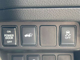 【自動バックドア】お荷物が多い時や運転席に乗りながらの開閉も行えます!ボタンひとつで開閉可能となっておりますので便利に活用いただけます!