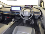 運転席まわりです。 各操作スイッチは使いやすい位置に配置されてます。