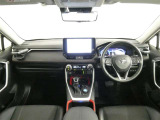 シンプルで見やすいデザイン、運転に集中できる快適な空間です。