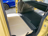 リアシートを倒すと、トランクスペースはちょっとしたお部屋みたいになります。これだけ広ければ車中泊も容易です。