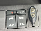 【両側パワースライドドア】スマートキーや運転席のスイッチで後席両側スライドドアの開閉が可能♪電動だから力を入れてドアを開ける必要が無く、小さなお子様でも簡単に開け閉めでき快適です♪
