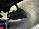 運転中の映像・音声などを記録して、交通事故やトラブルが起きた時の正確な状況把握に役立つドライブレコーダーが装着されています