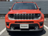 Jeepの象徴7スロットグリルがインパクトあります。