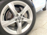 ●純正18インチアルミホイール:輸入車ならではの卓越した走りを支えるホイールと足回りです!日本車の走りに慣れている方にもぜひ体感して頂きたいほど、高いレベルでまとまっています!